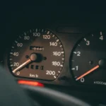 Panel speedometer dan tachometer kendaraan yang menampilkan pengukuran kecepatan